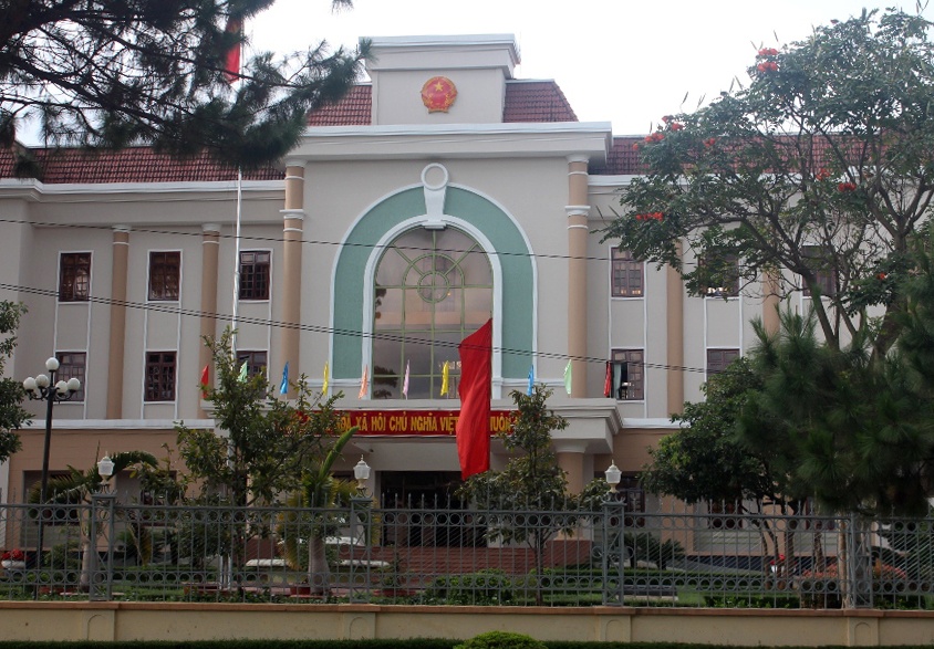 Pho chanh van phong HDND tinh uong thuoc tru sau hinh anh