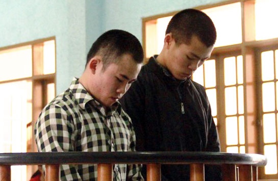 Phat tu 2 ke danh hoi dong ong lao tu vong hinh anh