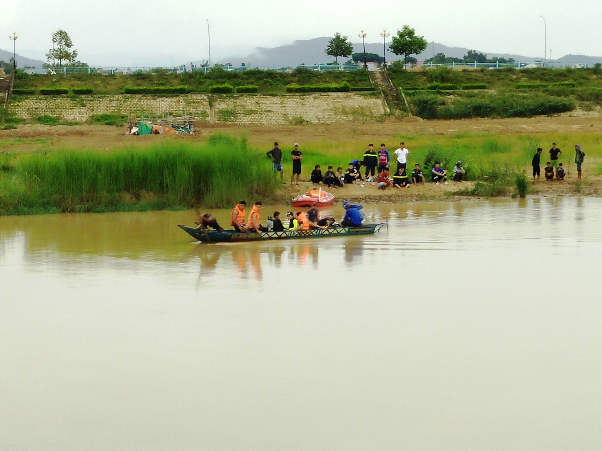 Cuu 4 can bo bi ket giua dong nuoc lon hinh anh