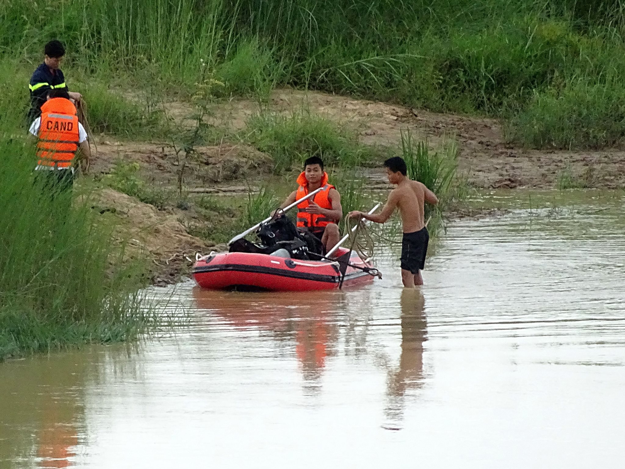 Con chet, cha mat tich sau vu lat thuyen hinh anh