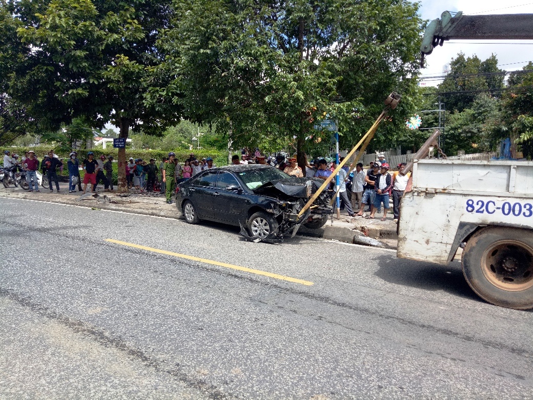 Xe dien lao len via he tong 3 nguoi thuong vong hinh anh