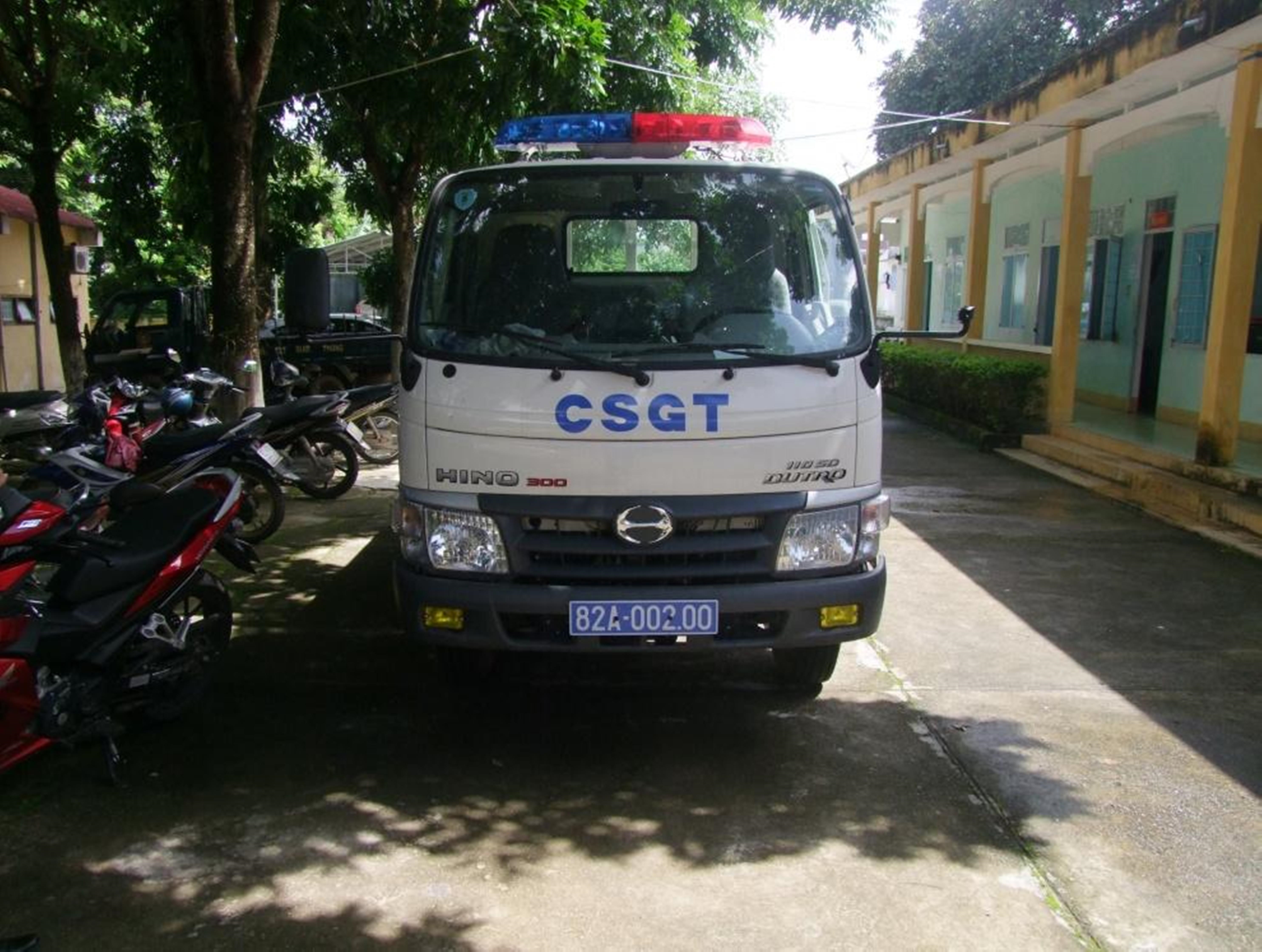 Khoi to vu an nhom nguoi dung da nem xe CSGT hinh anh