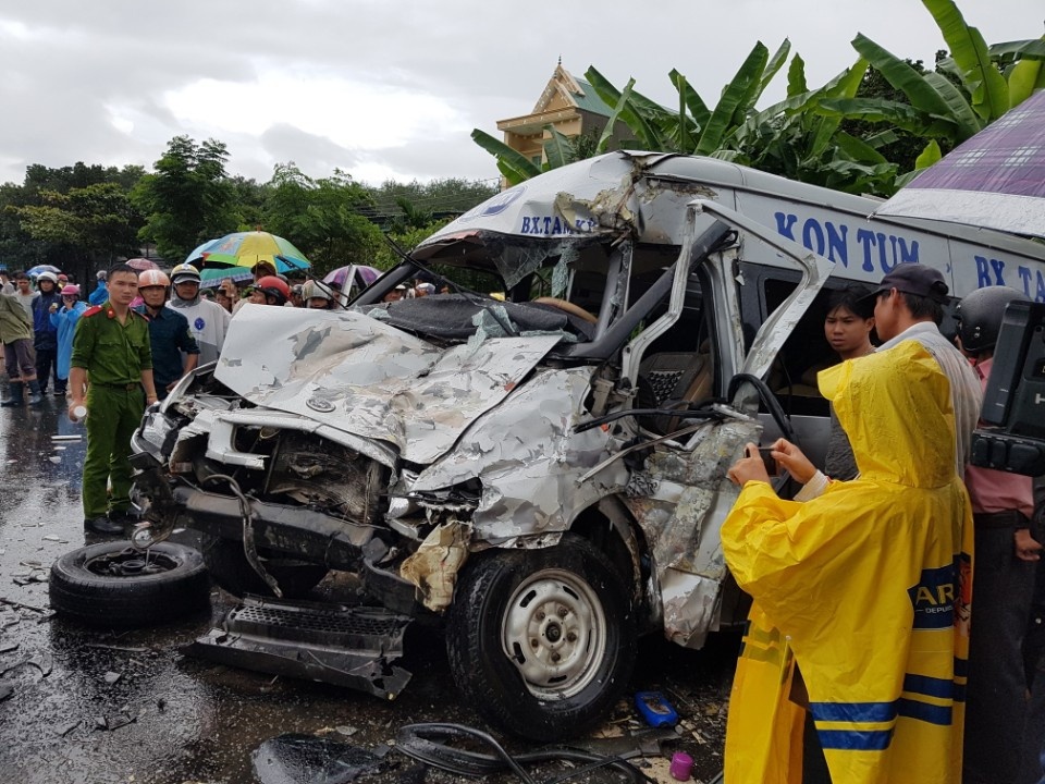 2 nguoi chet 12 nguoi bi thuong sau khi 2 xe khach dau dau hinh anh