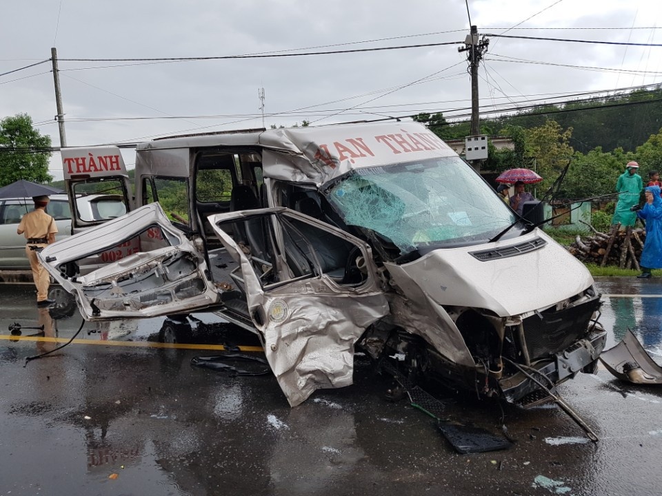 2 oto dau dau tren duong Ho Chi Minh: Mot xe mat giam sat hanh trinh hinh anh