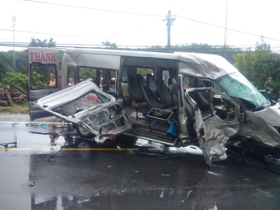 Hai xe khach doi dau anh 1