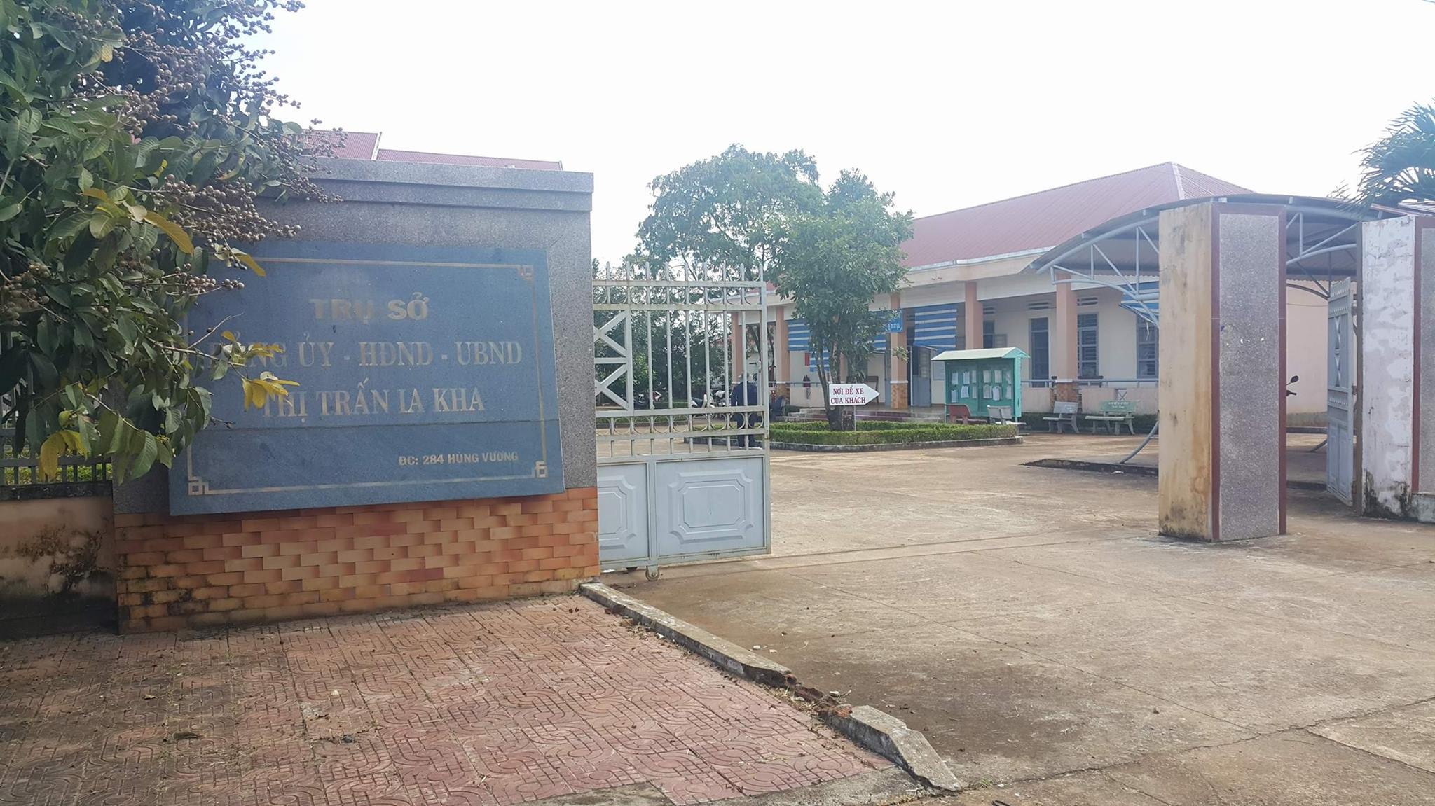 No nguoi dan hon 2 ty dong, pho chu tich thi tran bi ky luat hinh anh