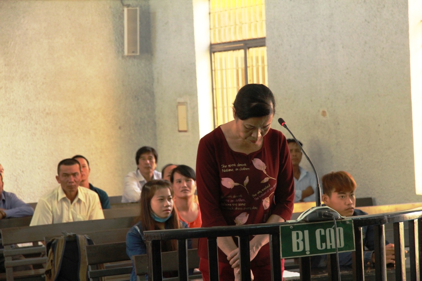 Nhan tien chay an, nguyen nu pho chanh an hau toa hinh anh