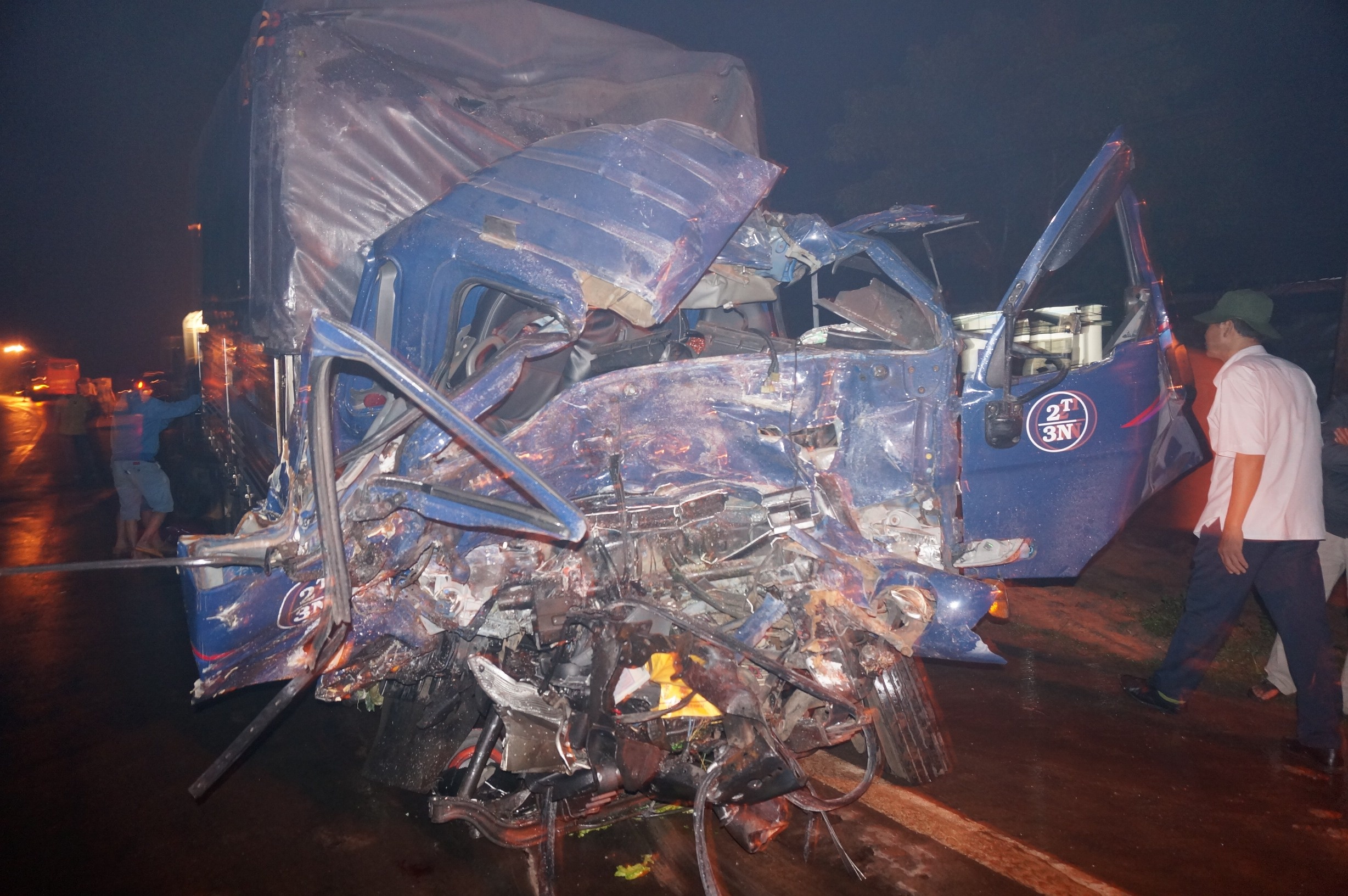 3 oto tong lien hoan, mot phu xe thiet mang va nhieu nguoi bi thuong hinh anh