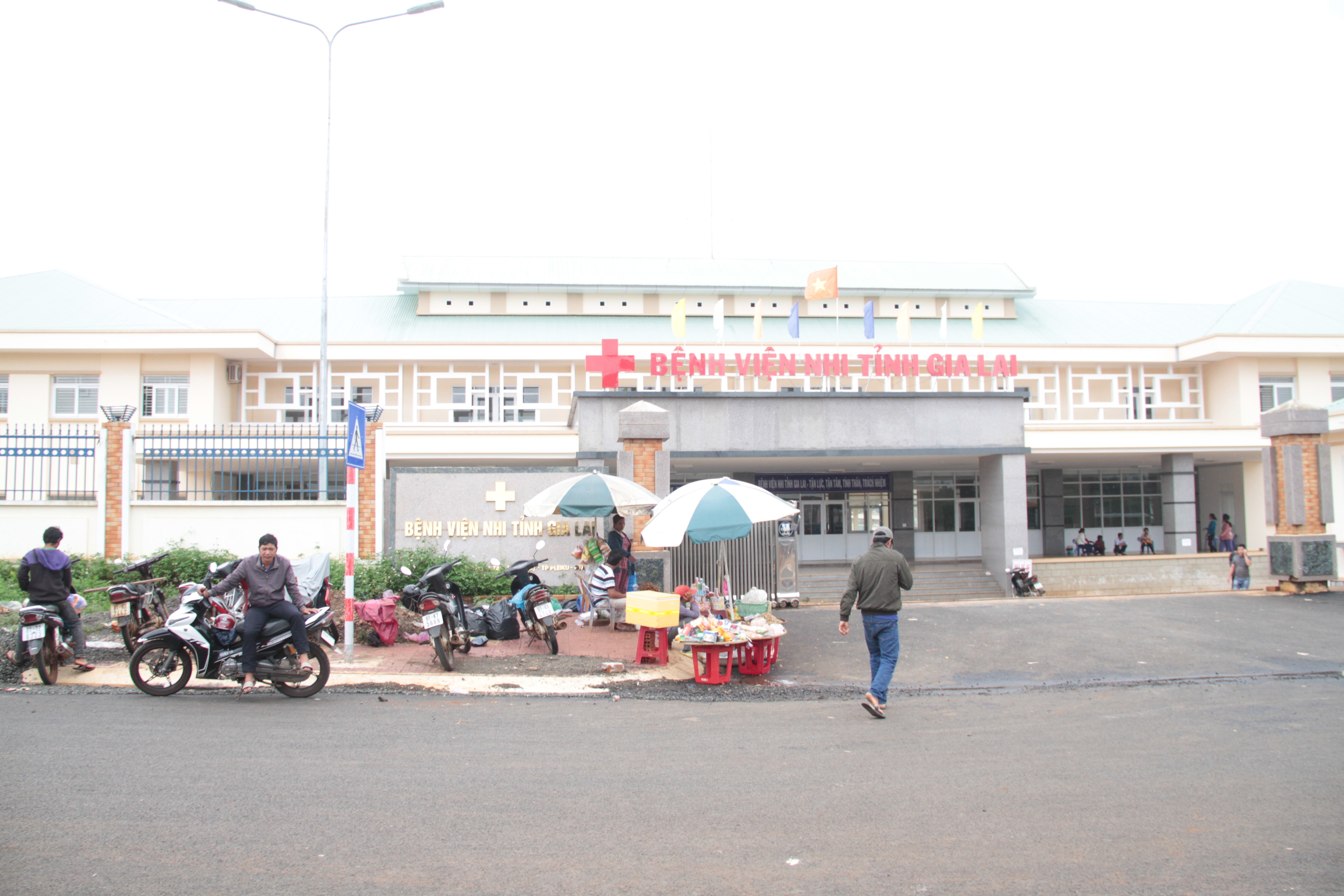 Be trai tu vong tai benh vien nhi anh 1