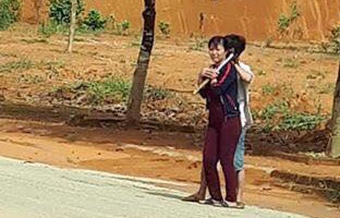 Giai cuu con tin bi ke nghien ma tuy da dung dao bat coc hinh anh