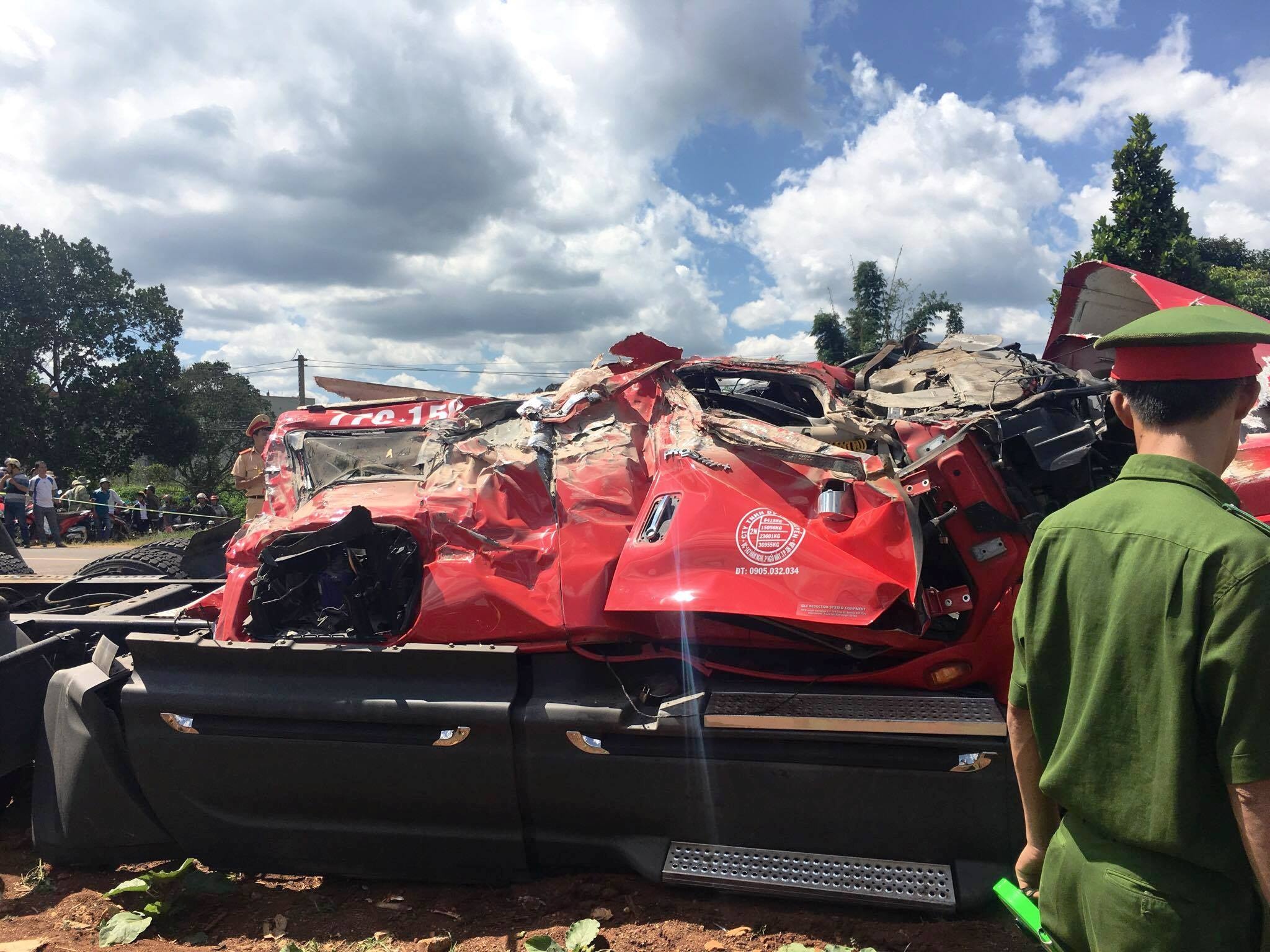 lật xe container 1 người tử vong ảnh 1 lat xe container 1 nguoi tu vong anh 1