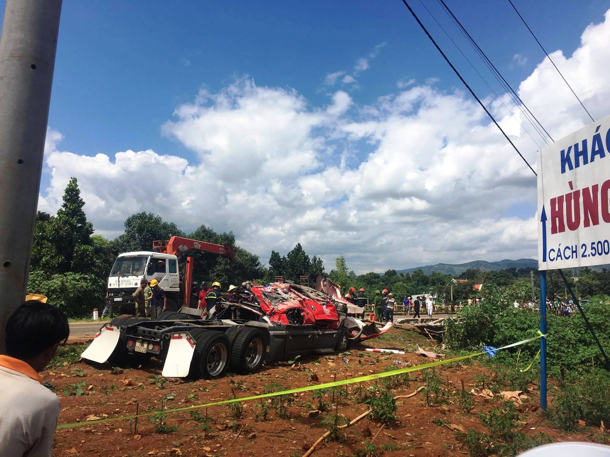 lật xe container 1 người tử vong ảnh 3 lat xe container 1 nguoi tu vong anh 3