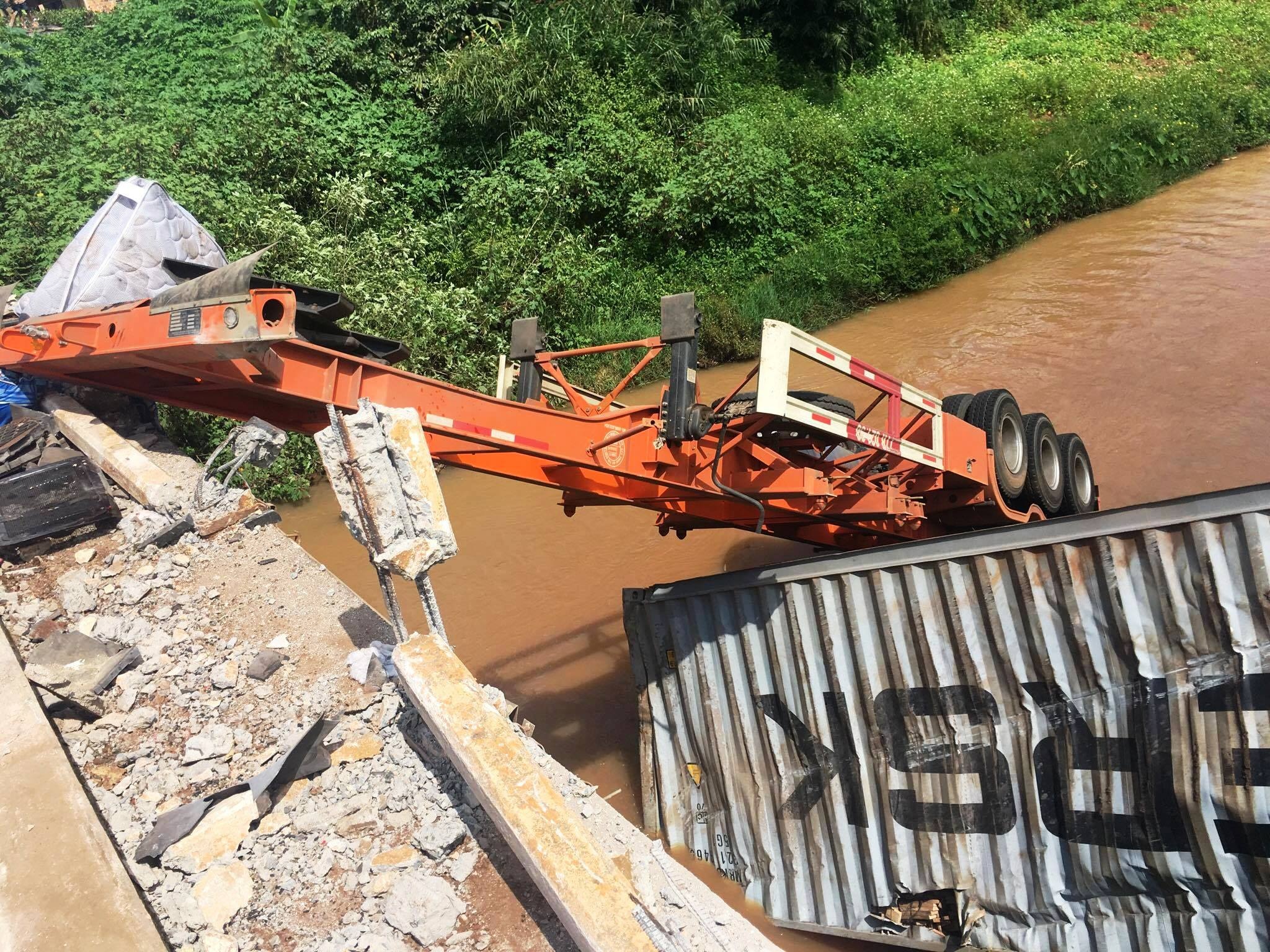 lật xe container 1 người tử vong ảnh 2 lat xe container 1 nguoi tu vong anh 2