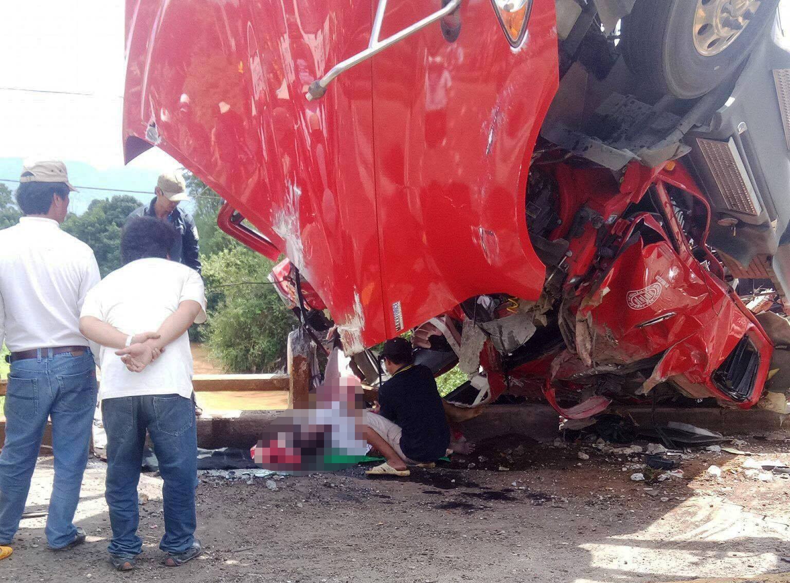 Xe dau keo bep dum, tai xe thiet mang sau tai nan hinh anh