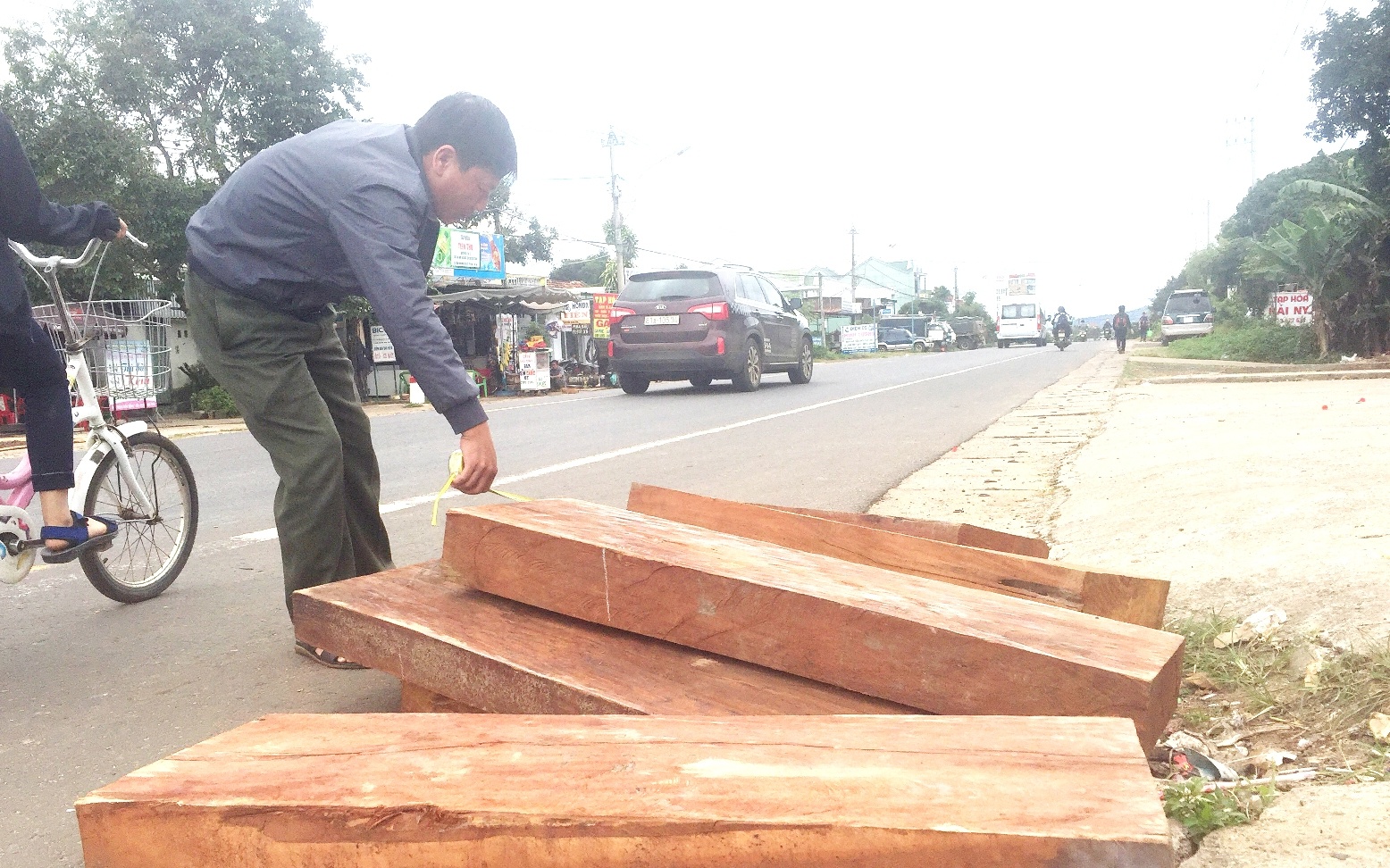 vut go quy ra duong roi bo chay anh 1