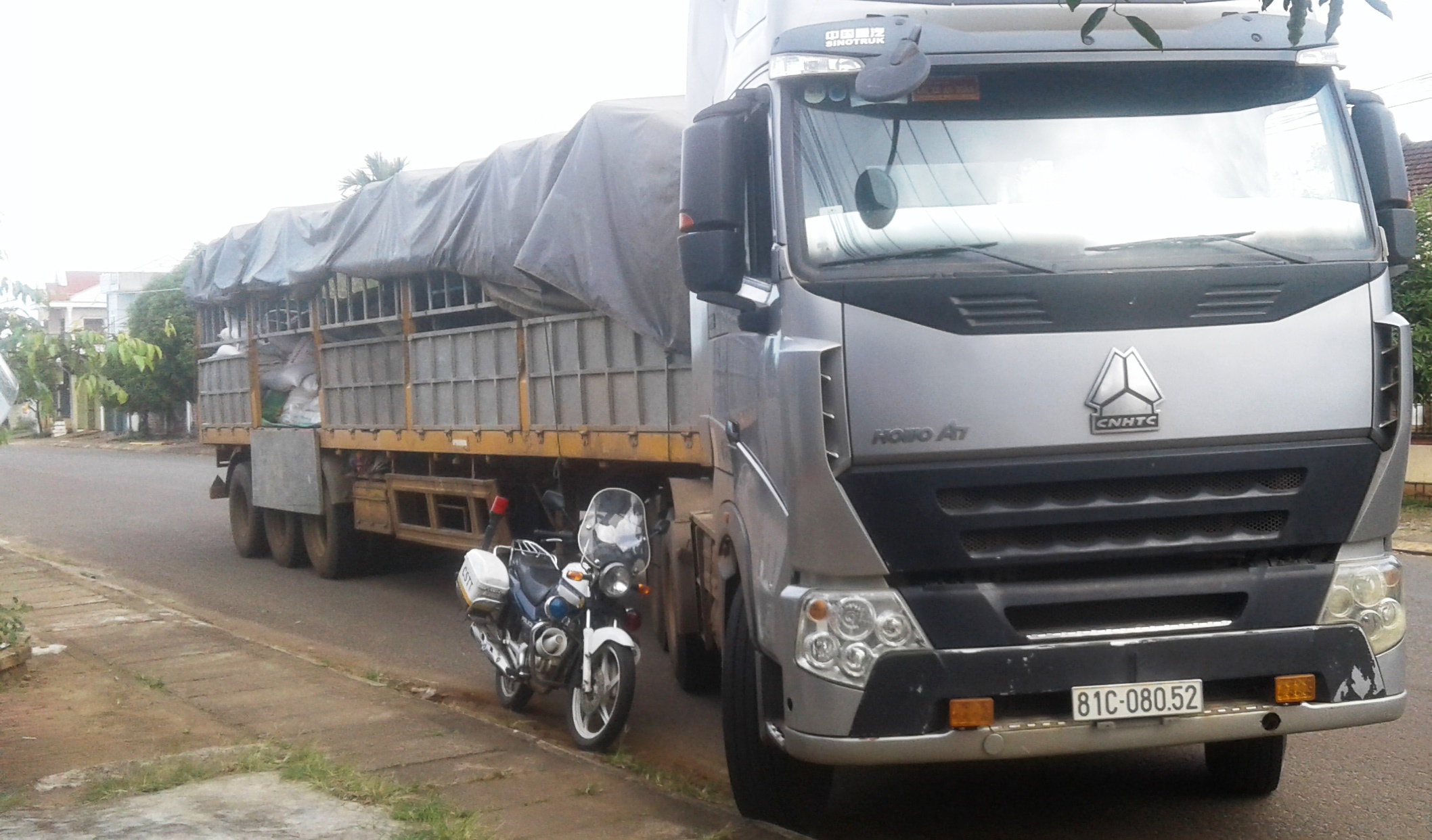 Tạm giữ tài xế đòi tông công an ảnh 2 Tam giu tai xe doi tong cong an anh 2