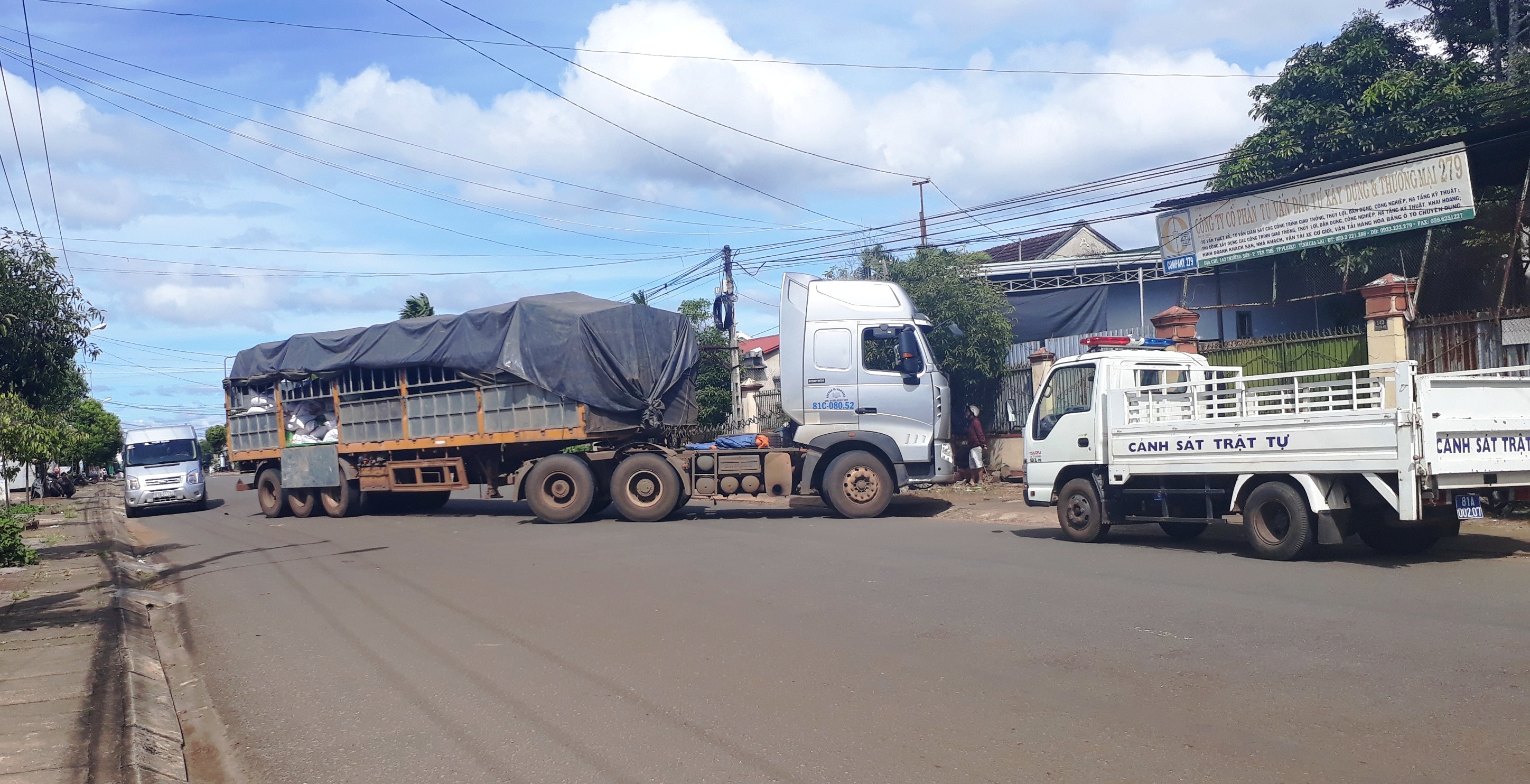 Di vao duong cam, tai xe con doa tong canh sat hinh anh