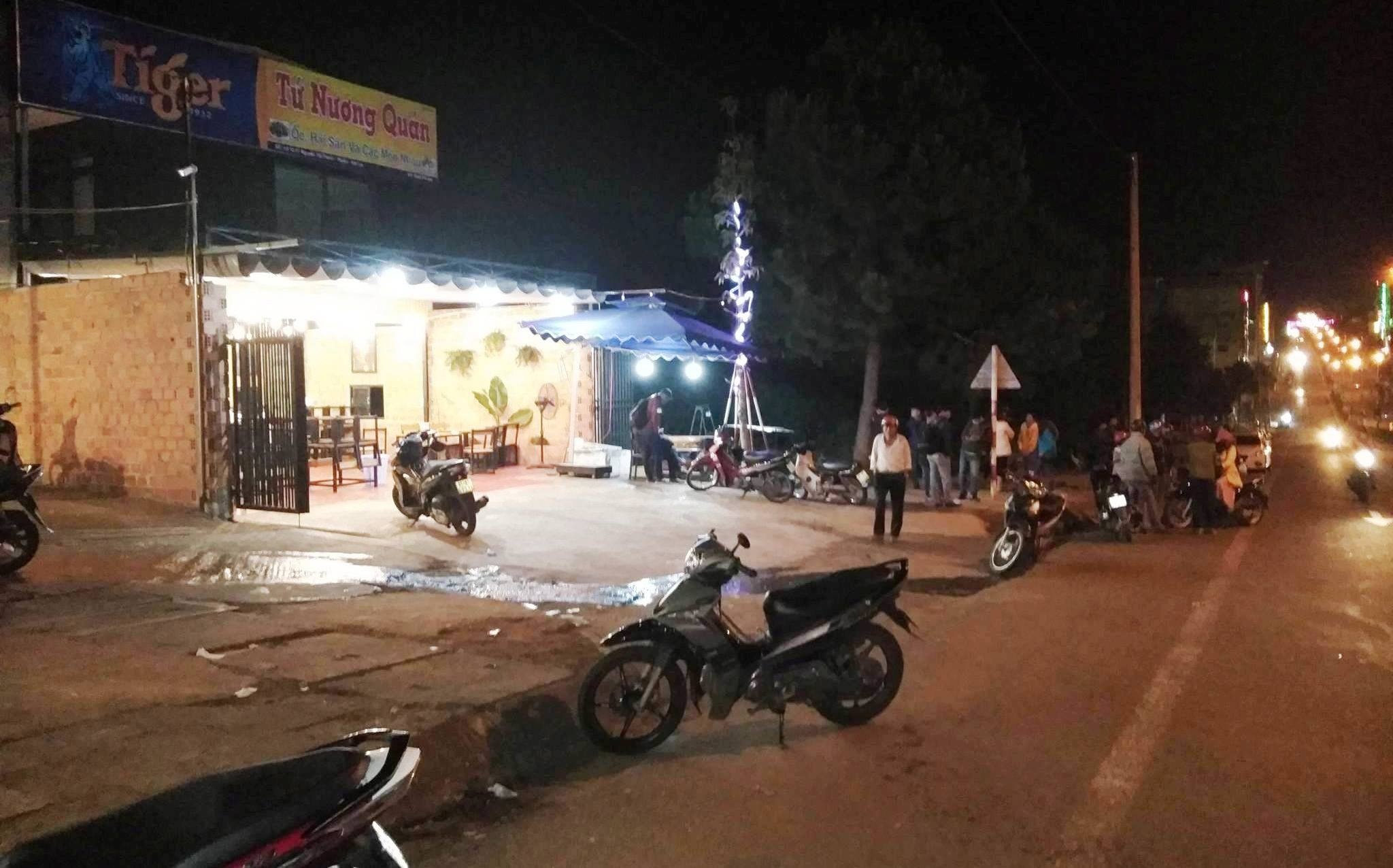Nguoi cha doat mang be 5 tuoi nhieu lan doa om con tu tu hinh anh