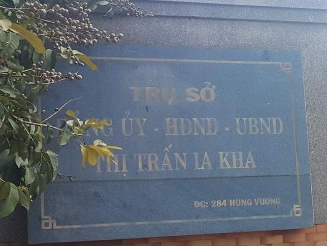 Pho chu tich thi tran no dan 2 ty xin thoi viec hinh anh