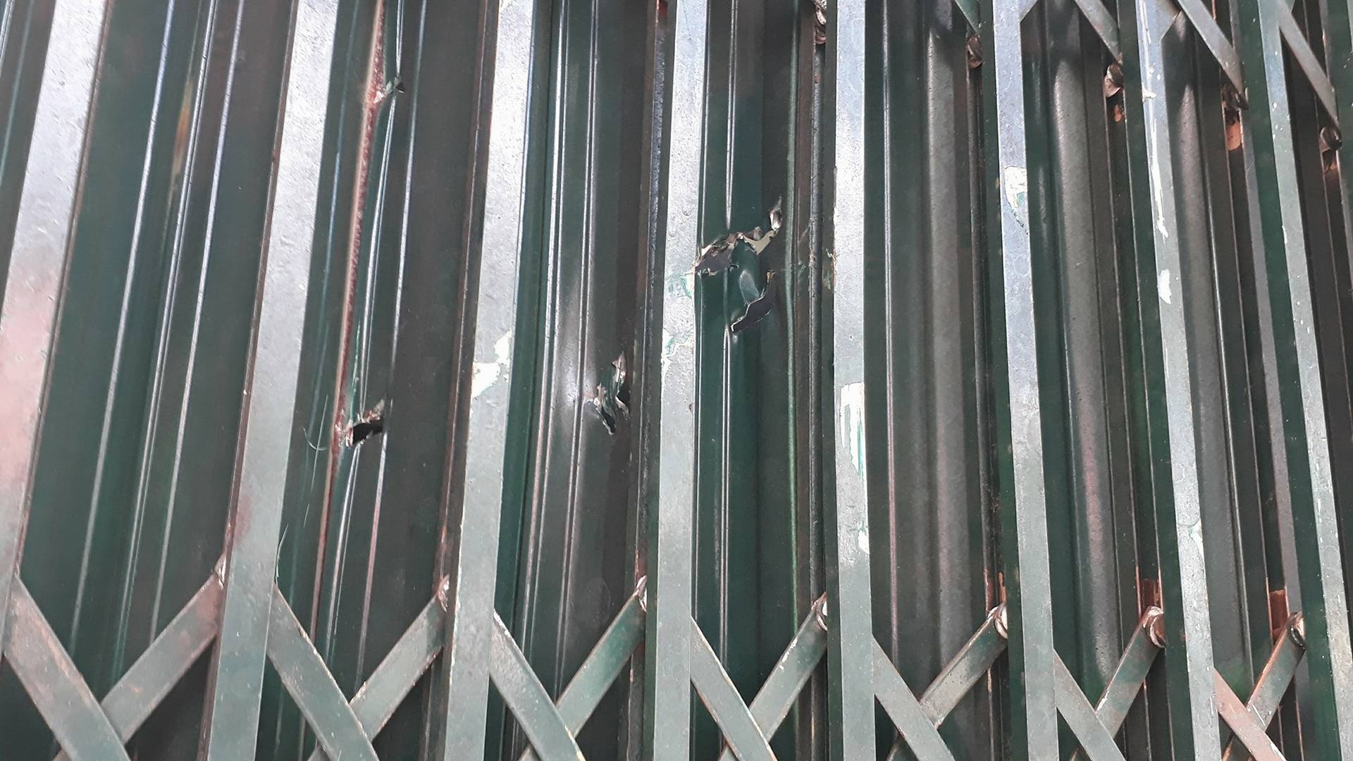 một gia đình bị khủng bố tinh thần ảnh 3 mot gia dinh bi khung bo tinh than anh 3