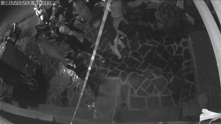 Mot gia dinh bi tat mau heo vao nha trong dem hinh anh