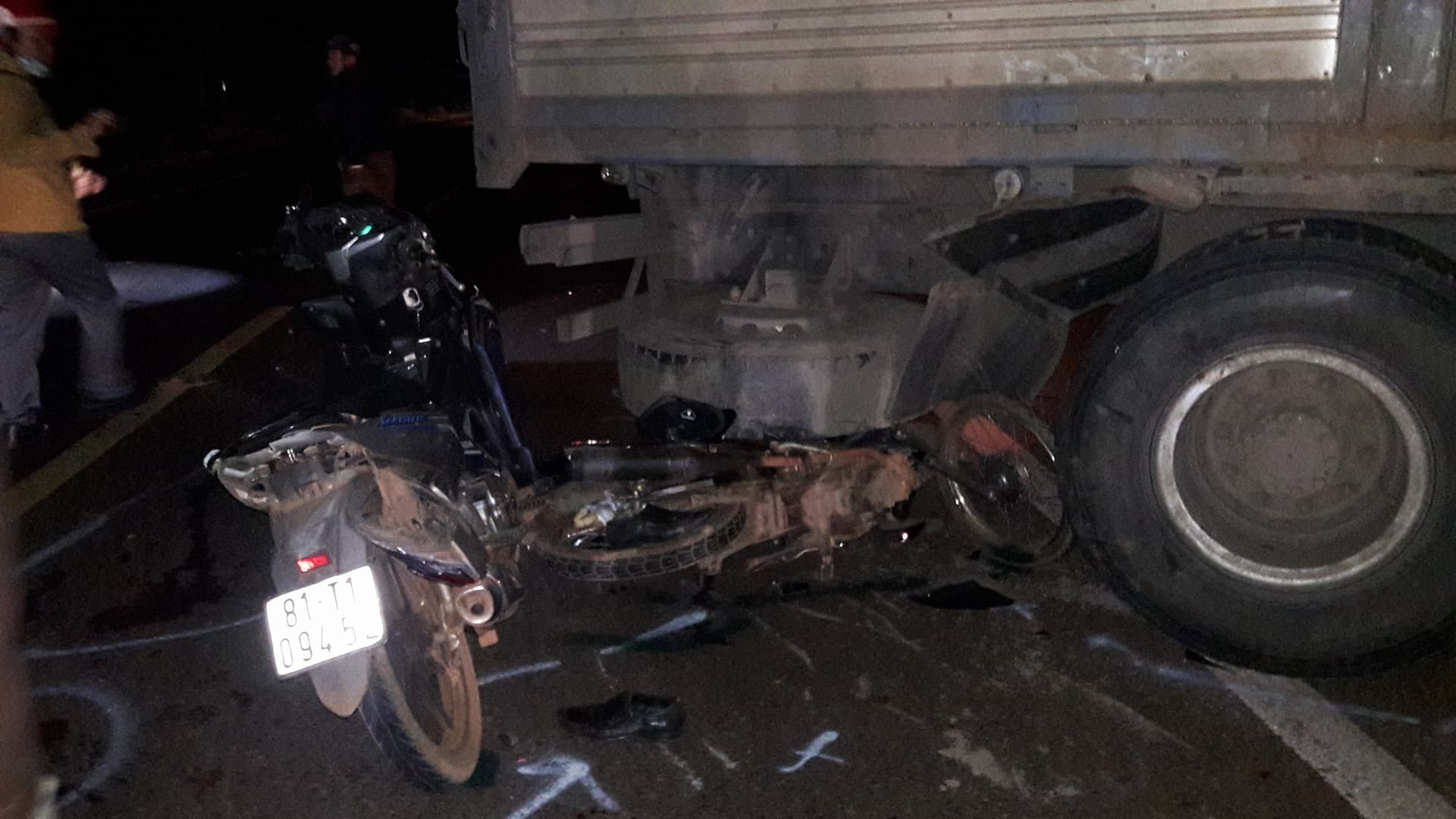 2 xe may tong lien tiep vao duoi oto, mot nguoi chet hinh anh