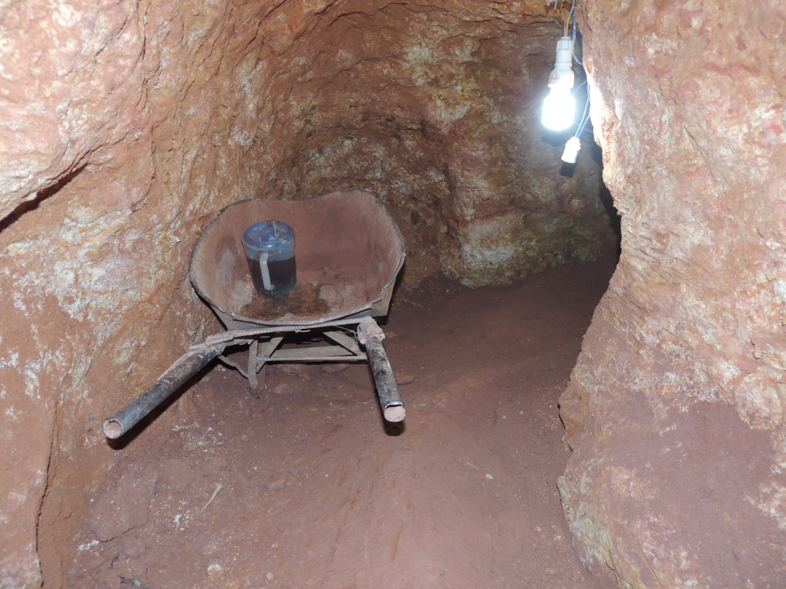 Phat nhom khai thac vang trai phep hon nua ty dong hinh anh