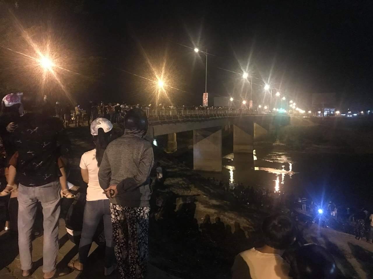 Nam thanh nien nhay cau trong dem hinh anh