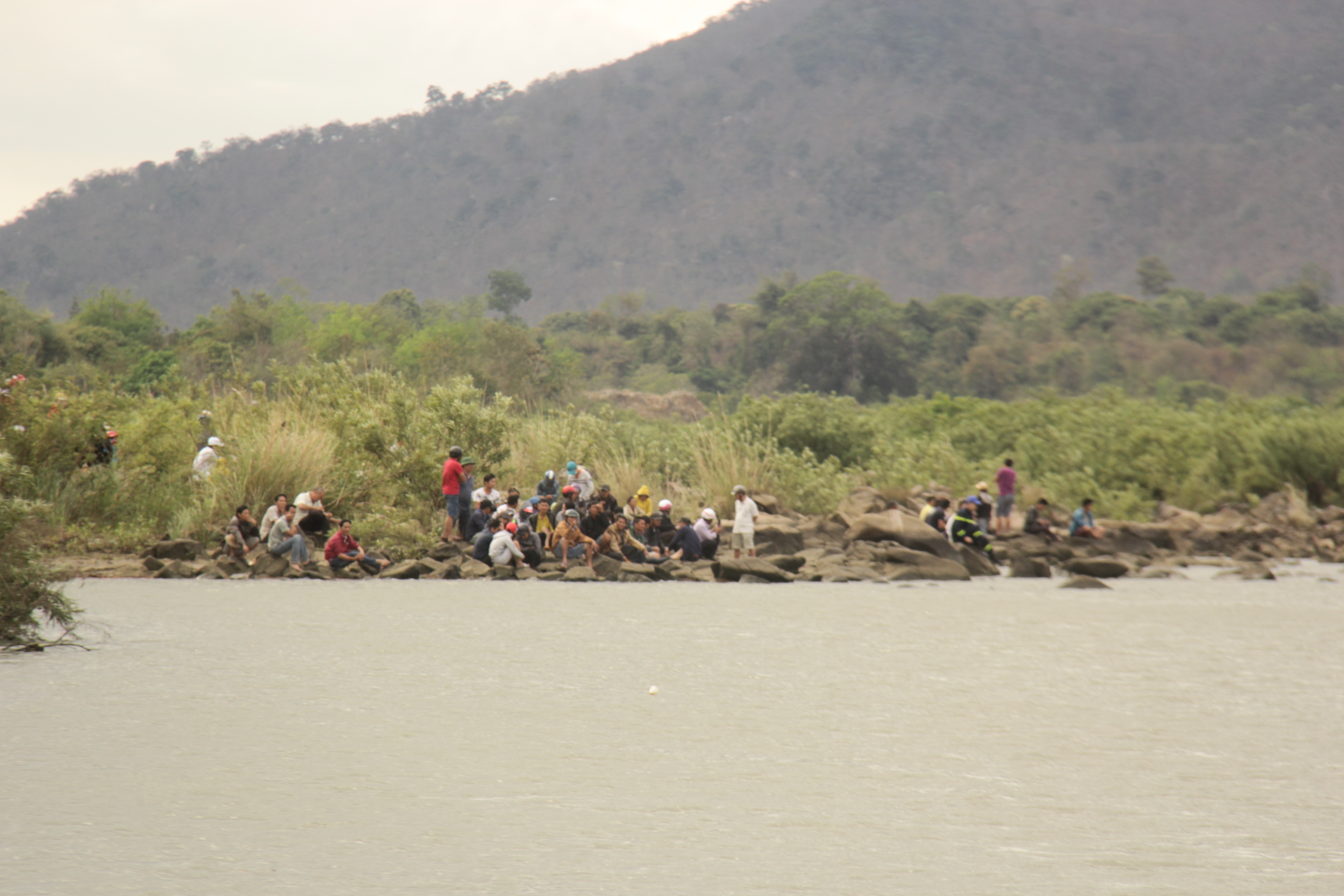 Vu 3 hoc sinh mat tich: Tim thay cac thi the duoi song hinh anh