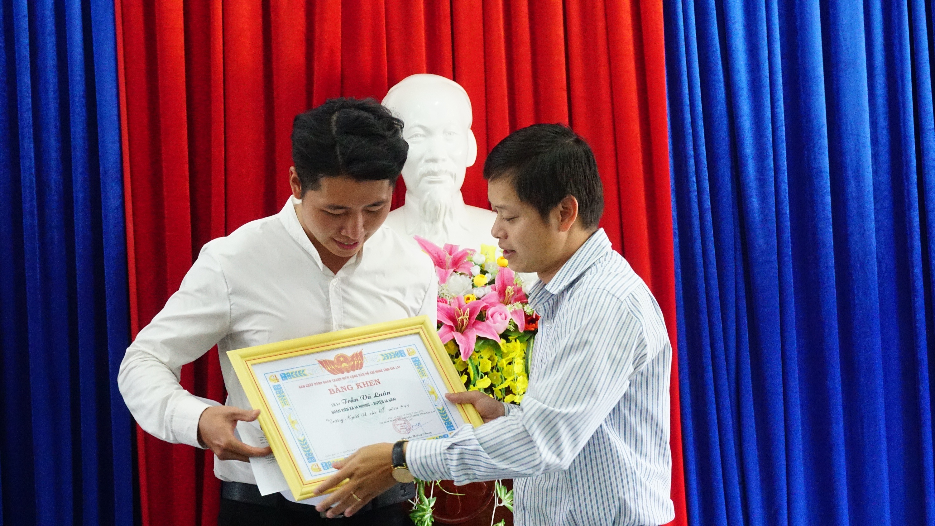 Trao bang khen cho nam thanh nien 9X tra lai 90 trieu dong hinh anh