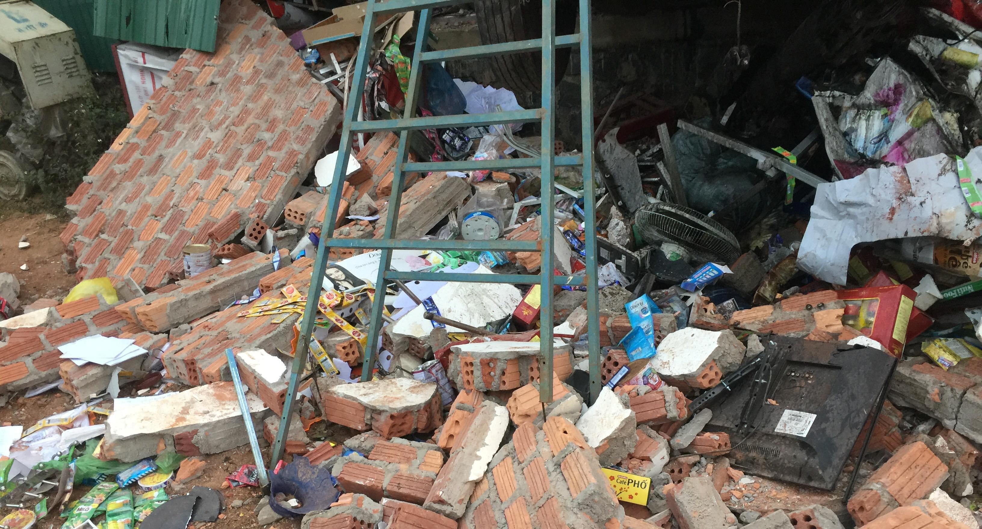 xe bồn chở xăng tông sập nhà dân ảnh 3 xe bon cho xang tong sap nha dan anh 3