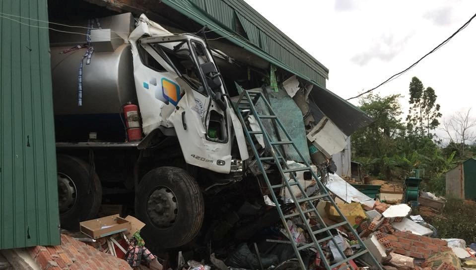 Xe bon cho xang dau tong sap nha dan hinh anh