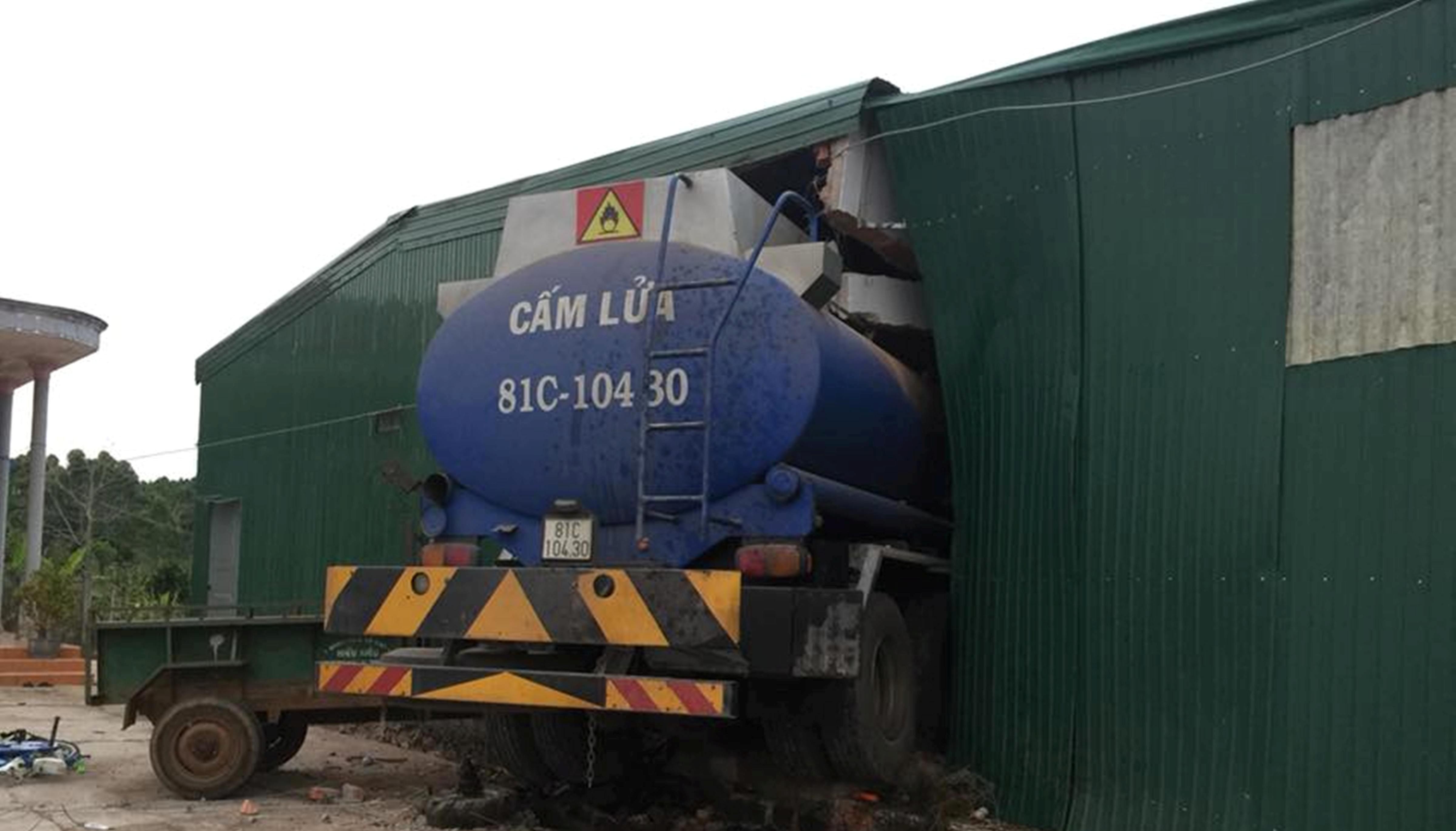 xe bồn chở xăng tông sập nhà dân ảnh 2 xe bon cho xang tong sap nha dan anh 2