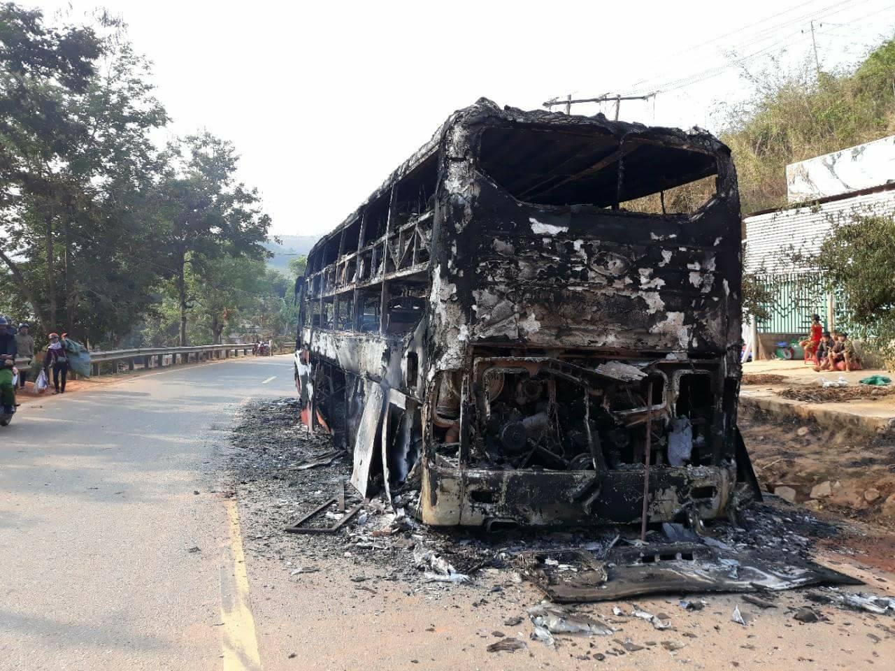 Xe khach giuong nam chay tro khung tren quoc lo, 38 nguoi thoat chet hinh anh