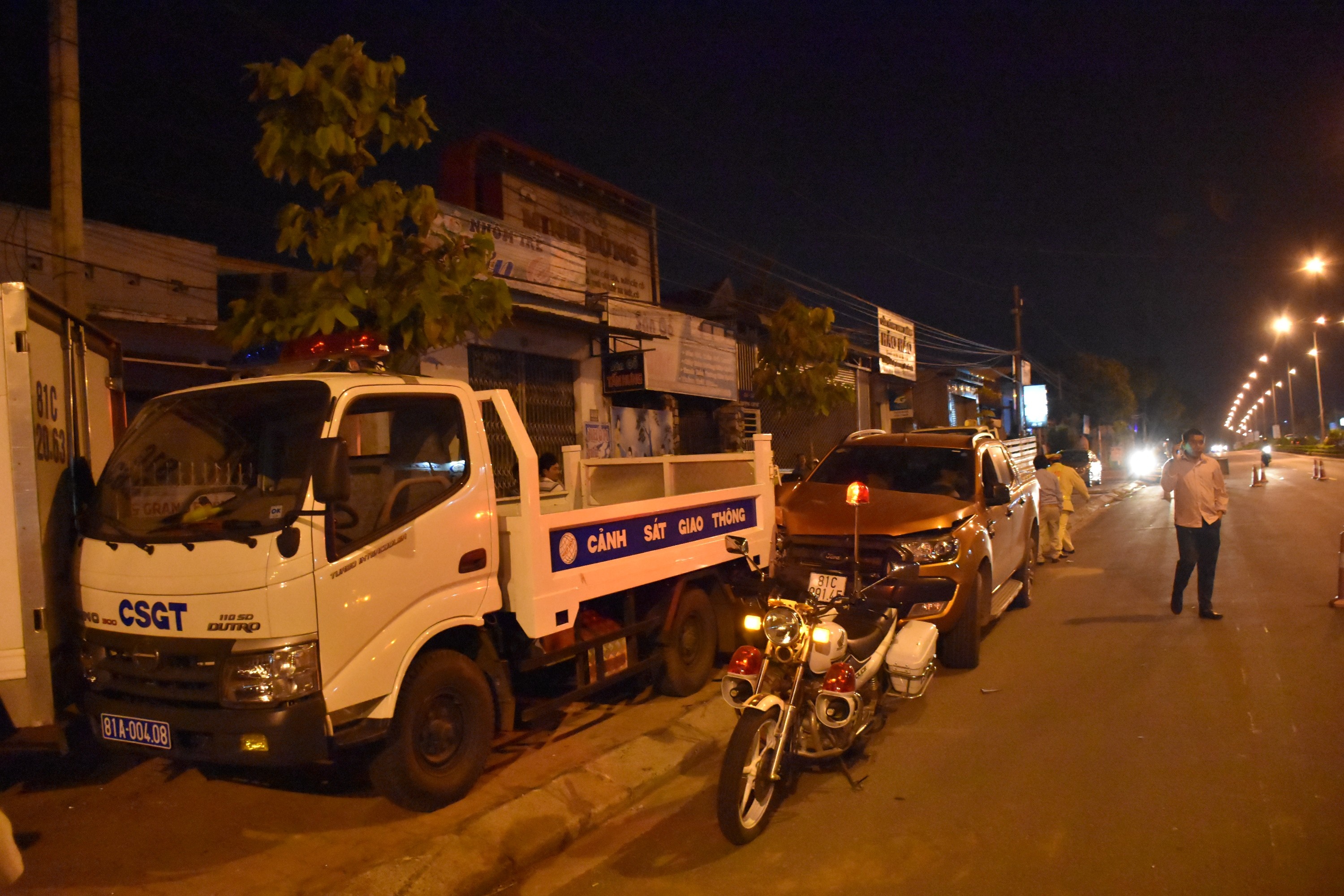 Oto ban tai mat lai, tong xe canh sat giao thong dang dau tren via he hinh anh