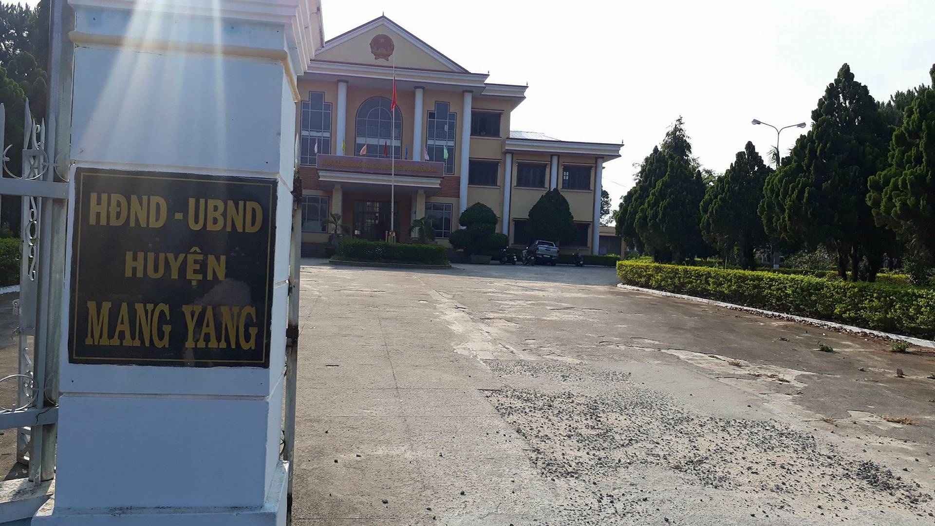 Dinh chi cong tac chu tich xa hanh hung nguoi dan hinh anh