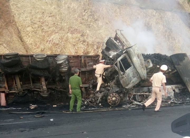 Hai xe đầu kéo đấu đầu trên đèo ảnh 2 Hai xe dau keo dau dau tren deo anh 2