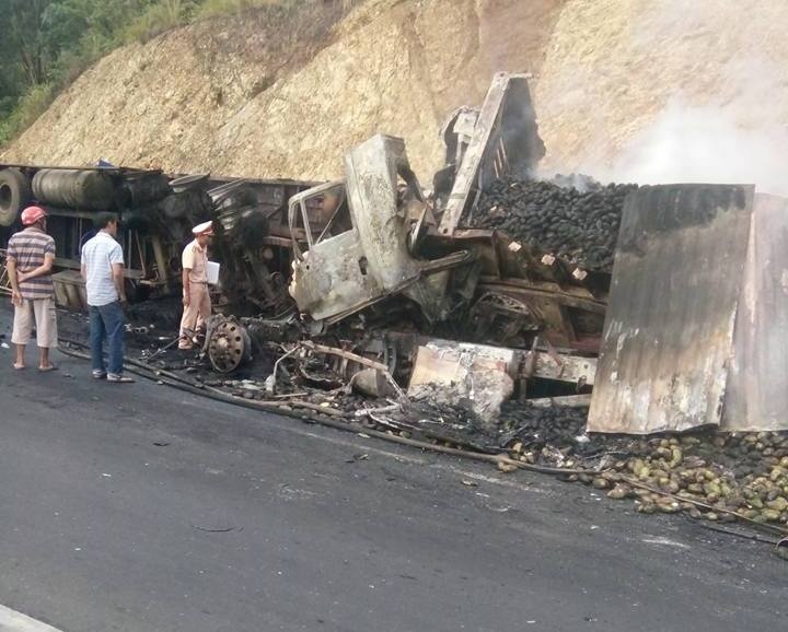 Hai xe dau keo va cham tren deo, 3 nguoi chet chay hinh anh