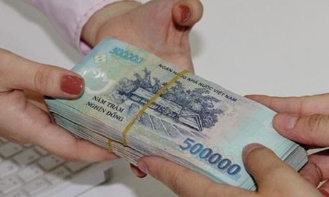 Tam giu mot cong tac vien bao chi nhan tien doanh nghiep hinh anh