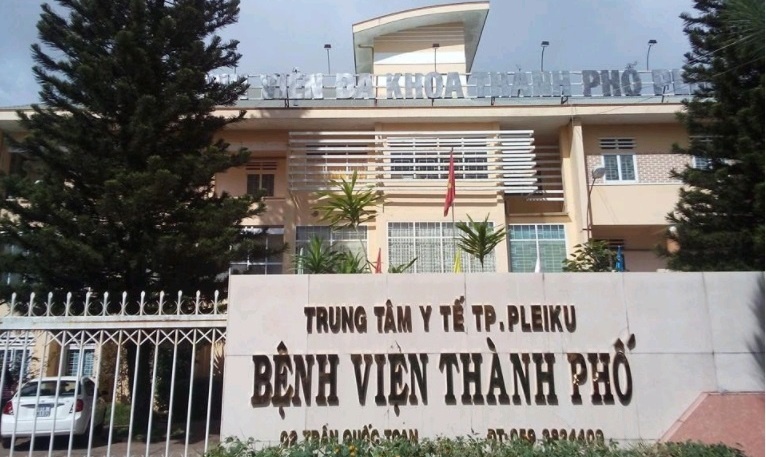 Bac si lai bi hanh hung khi dang tham kham hinh anh