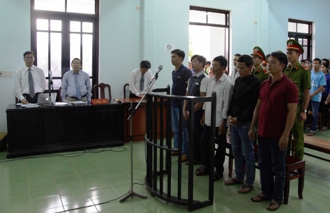 Cưa cây khô 4 người hầu tòa ảnh 1 Cua cay kho 4 nguoi hau toa anh 1