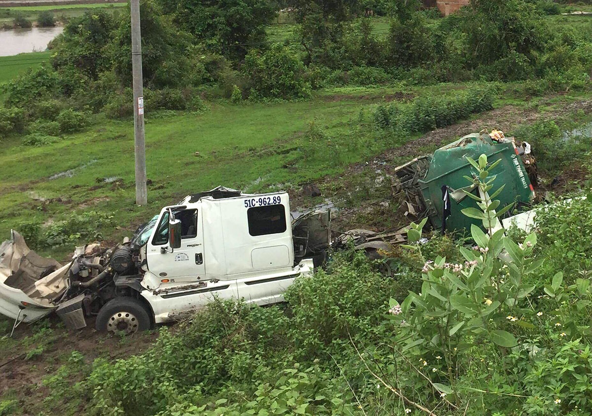 Xe bon cho mat mia gay doi sau tai nan, 2 nguoi thoat chet hinh anh