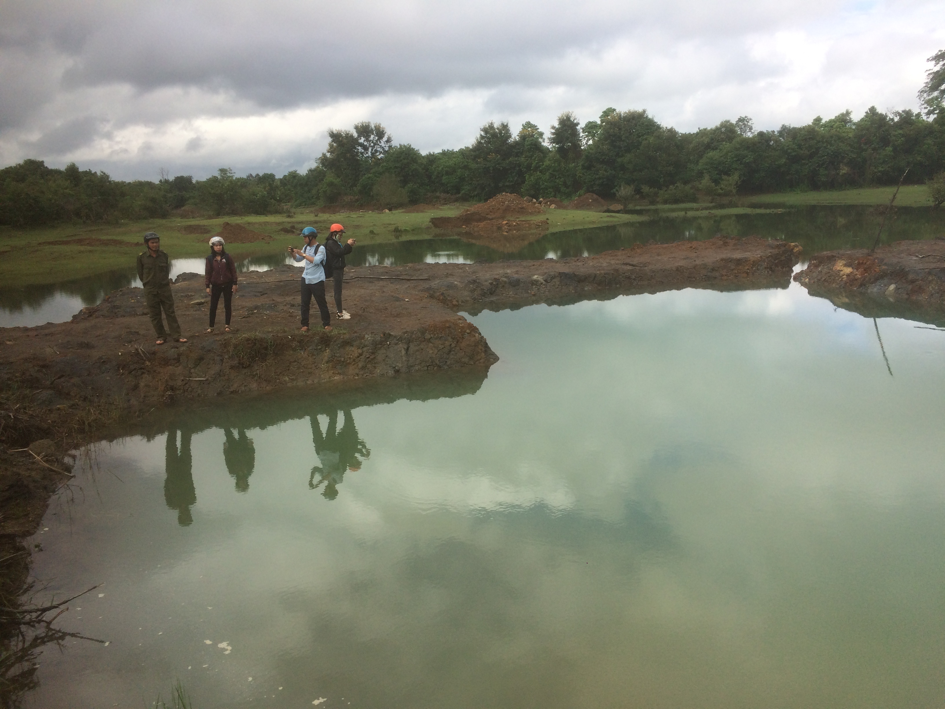 Tim thay thi the hai be trai sau mot dem mat tich hinh anh