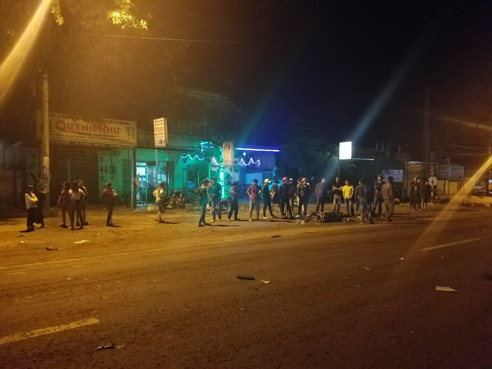 va cham xe may 5 nguoi thuong vong anh 2