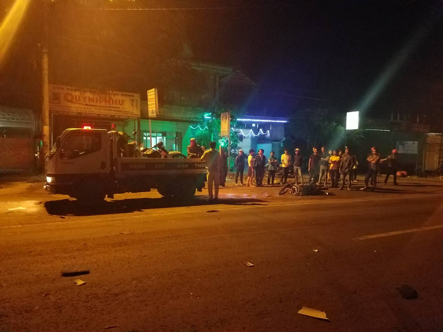 Hai xe may dau dau, 2 nguoi chet tai cho hinh anh