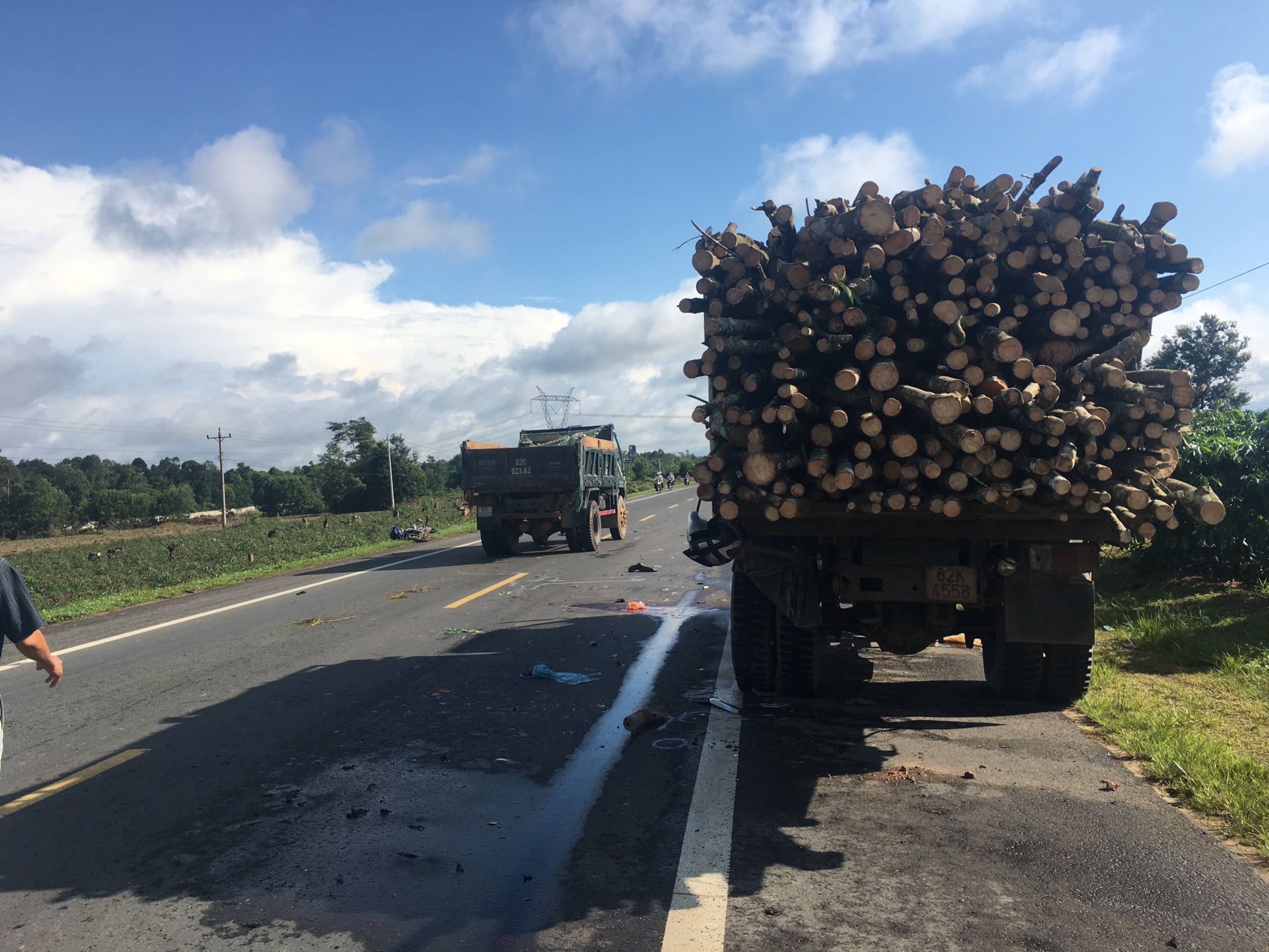 Cap vo chong tong vao duoi xe tai tu vong luc rang sang hinh anh