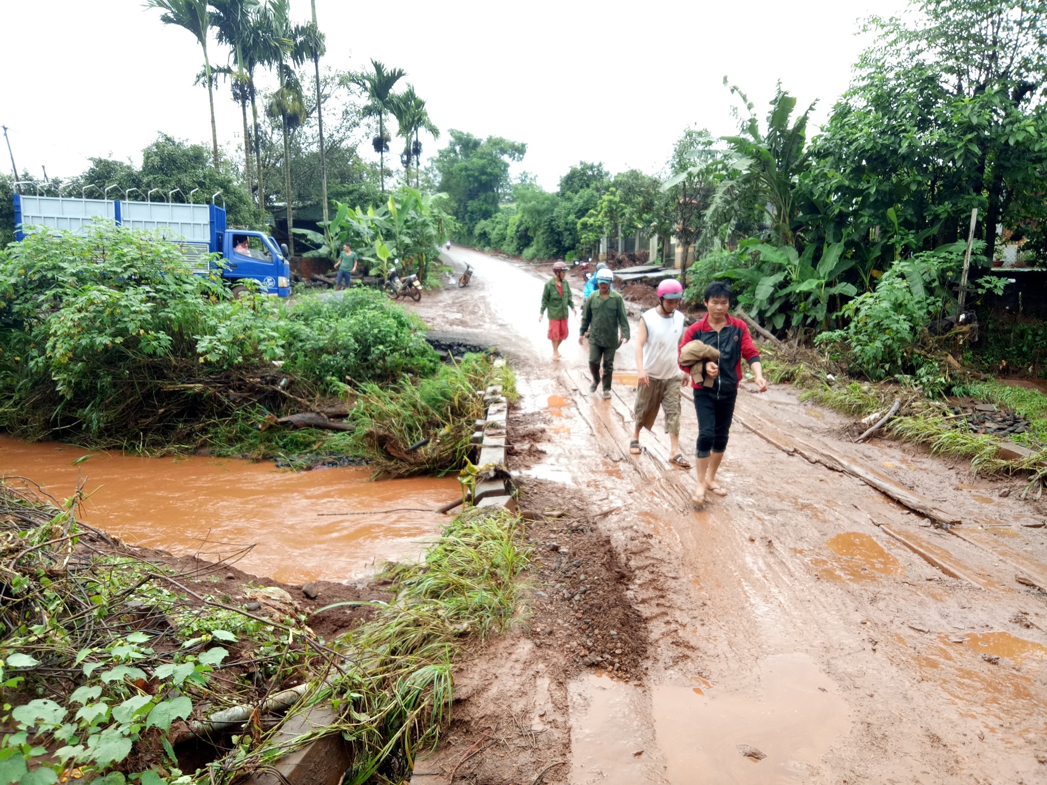 Tim thay thi the nan nhan bi lu cuon hinh anh