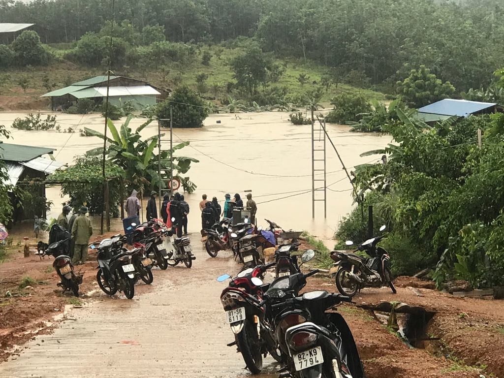 Hang tram nguoi dan bi co lap do lut anh 1