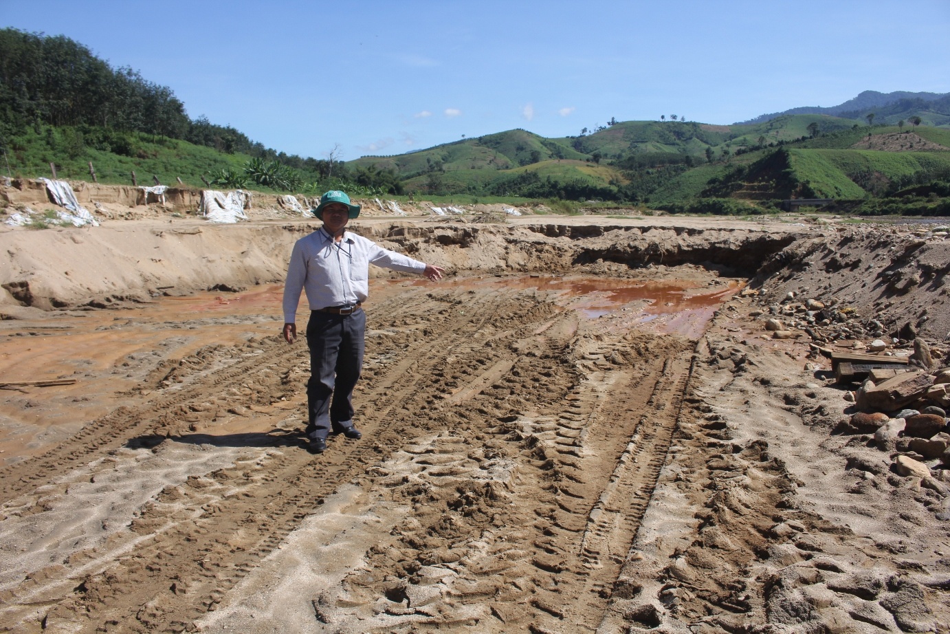 Di bat 'cat tac', can bo huyen bi danh bam mat hinh anh