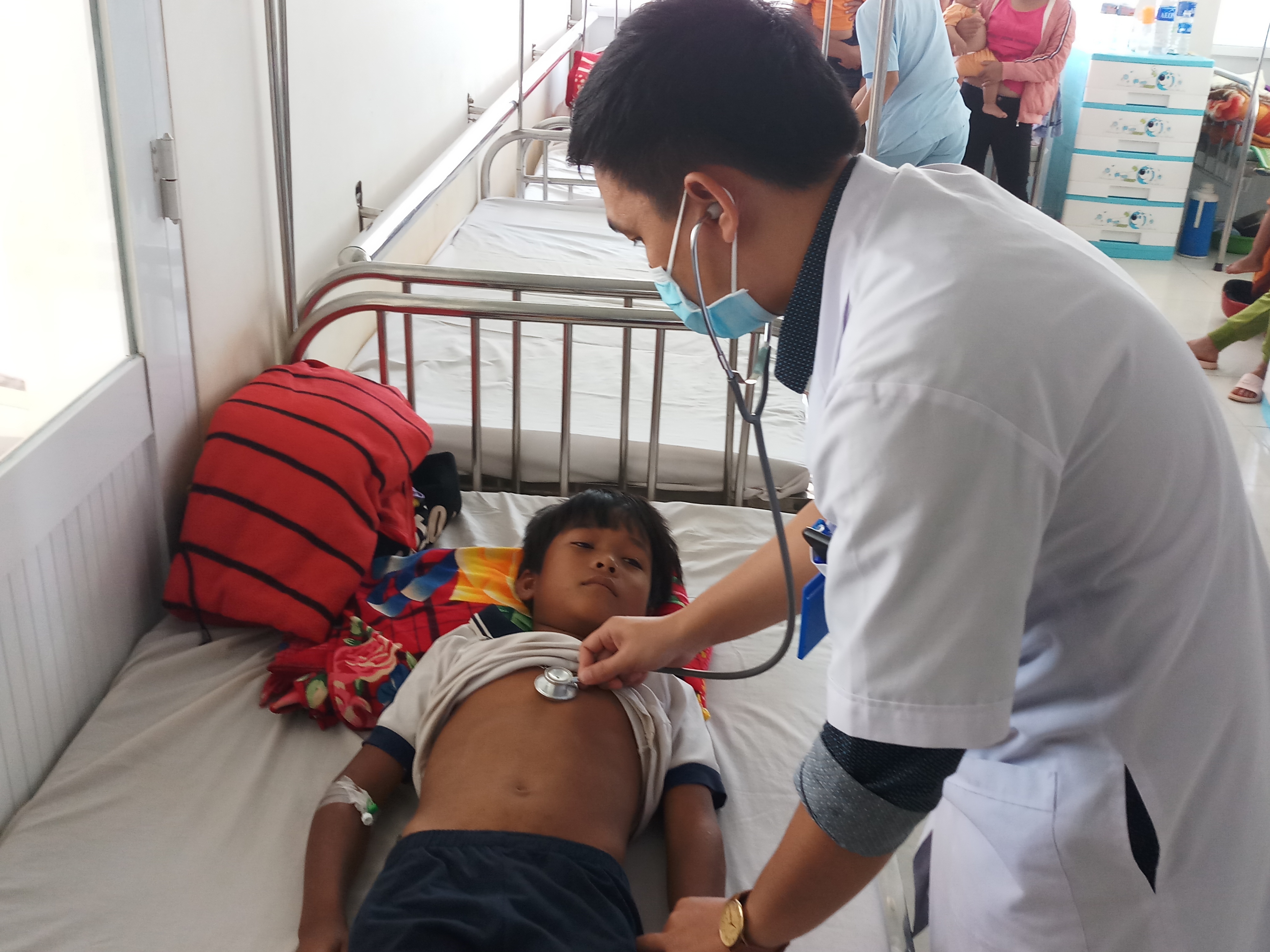 Benh nhi ngo doc do an thit coc hinh anh